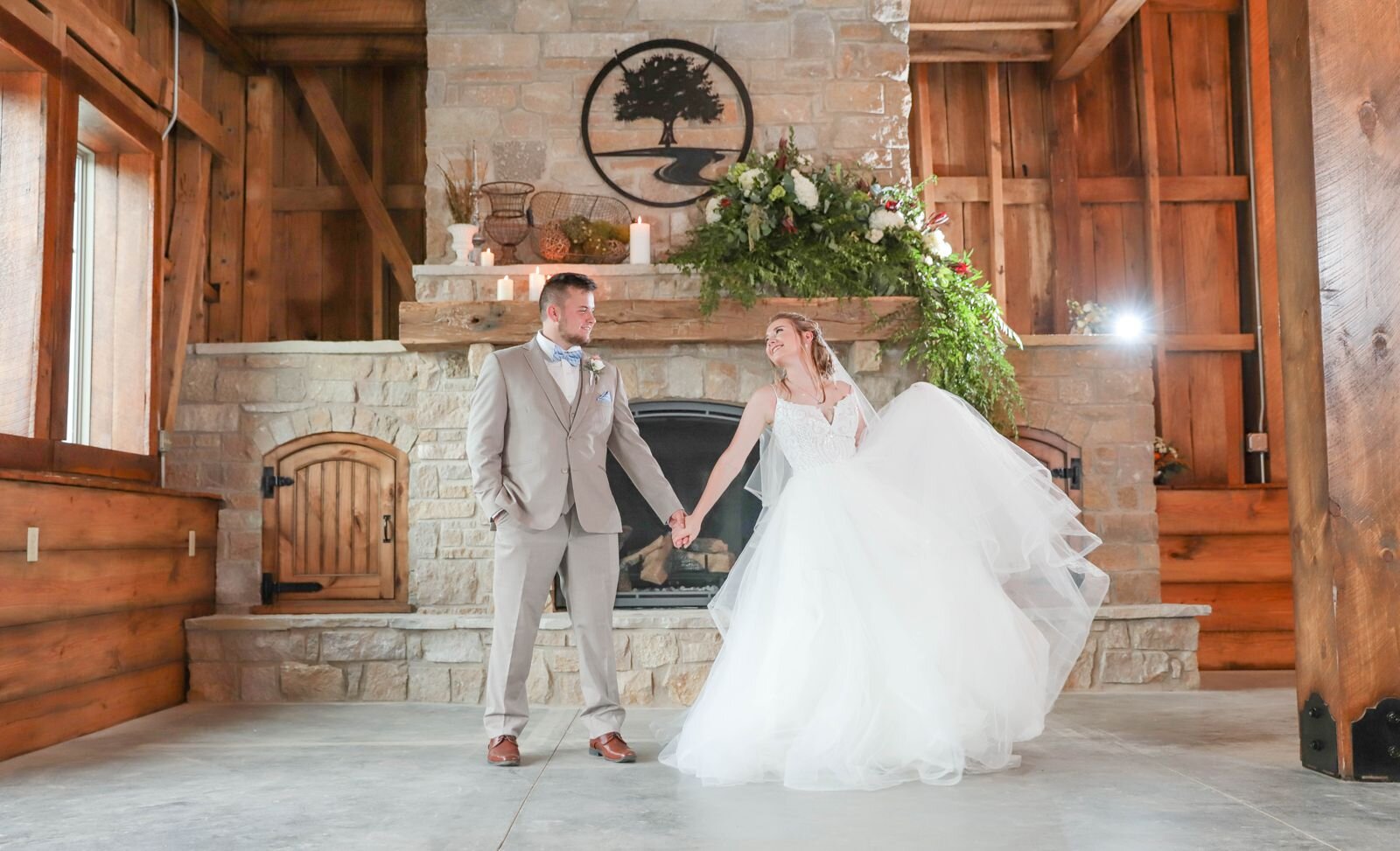 missouri_barn_wedding_spring_blue_venue_photographer_videographer_photo_engagement_stl_st_james_nature_red_oak_valley_owensville_natural_light_photography_image_photos_mo_farm_barn_outdoor_st_james_mo_light_southern_bright_cheerful_0107.jpg