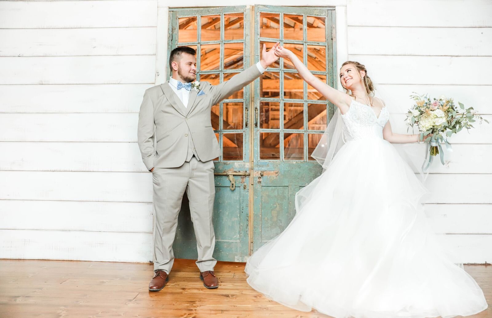 missouri_barn_wedding_spring_blue_venue_photographer_videographer_photo_engagement_stl_st_james_nature_red_oak_valley_owensville_natural_light_photography_image_photos_mo_farm_barn_outdoor_st_james_mo_light_southern_bright_cheerful_0113.jpg
