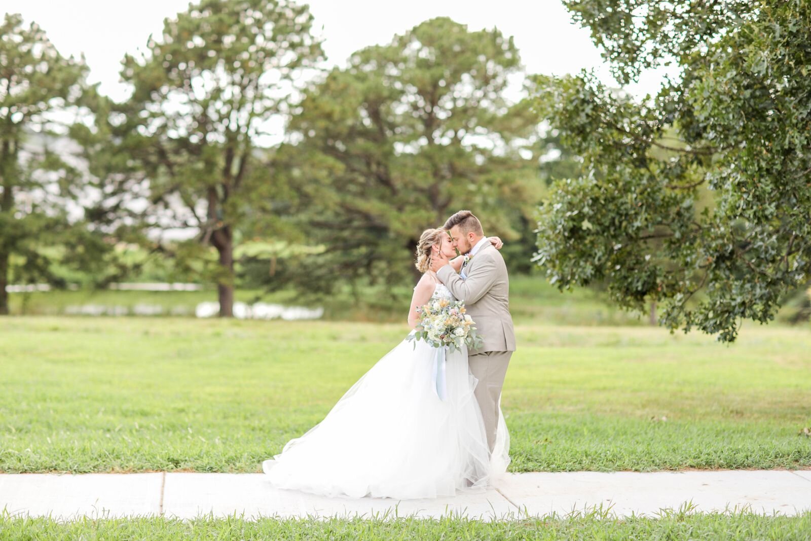 missouri_barn_wedding_spring_blue_venue_photographer_videographer_photo_engagement_stl_st_james_nature_red_oak_valley_owensville_natural_light_photography_image_photos_mo_farm_barn_outdoor_st_james_mo_light_southern_bright_cheerful_0116.jpg