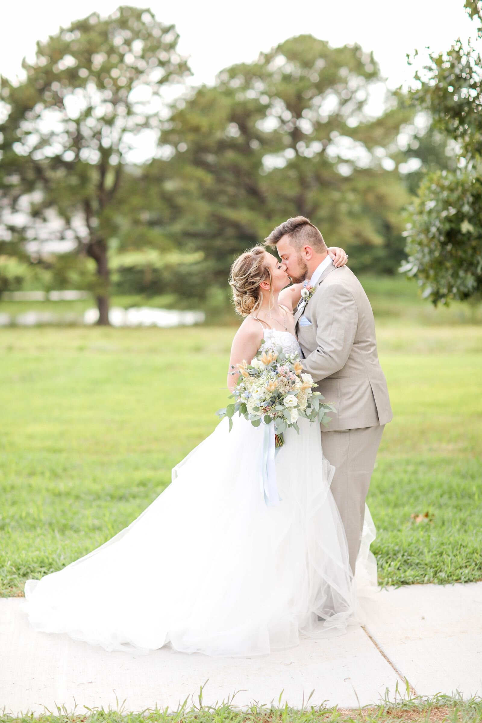 missouri_barn_wedding_spring_blue_venue_photographer_videographer_photo_engagement_stl_st_james_nature_red_oak_valley_owensville_natural_light_photography_image_photos_mo_farm_barn_outdoor_st_james_mo_light_southern_bright_cheerful_0101.jpg