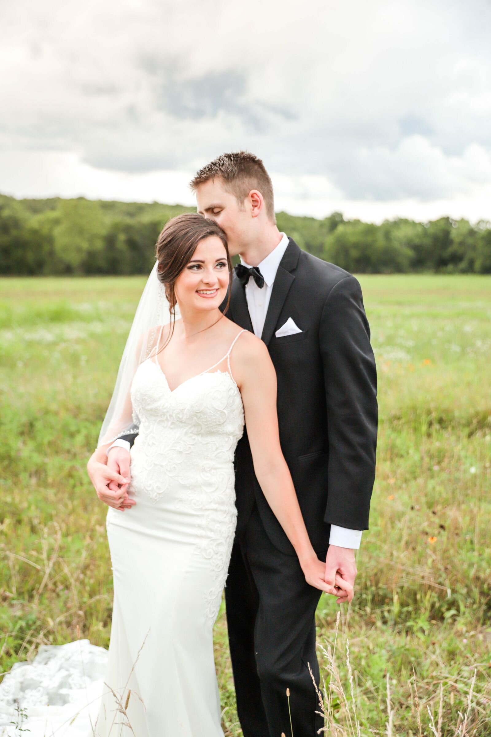 missouri_barn_wedding_summer_yellow_venue_photographer_videographer_photo_engagement_stl_st_james_nature_red_oak_valley_owensville_natural_light_photography_image_photos_mo_farm_barn_outdoor_st_james_mo_light_southern_bright_cheerful_0129.jpg