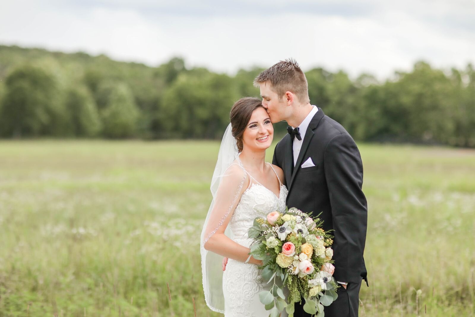 missouri_barn_wedding_summer_yellow_venue_photographer_videographer_photo_engagement_stl_st_james_nature_red_oak_valley_owensville_natural_light_photography_image_photos_mo_farm_barn_outdoor_st_james_mo_light_southern_bright_cheerful_0120.jpg