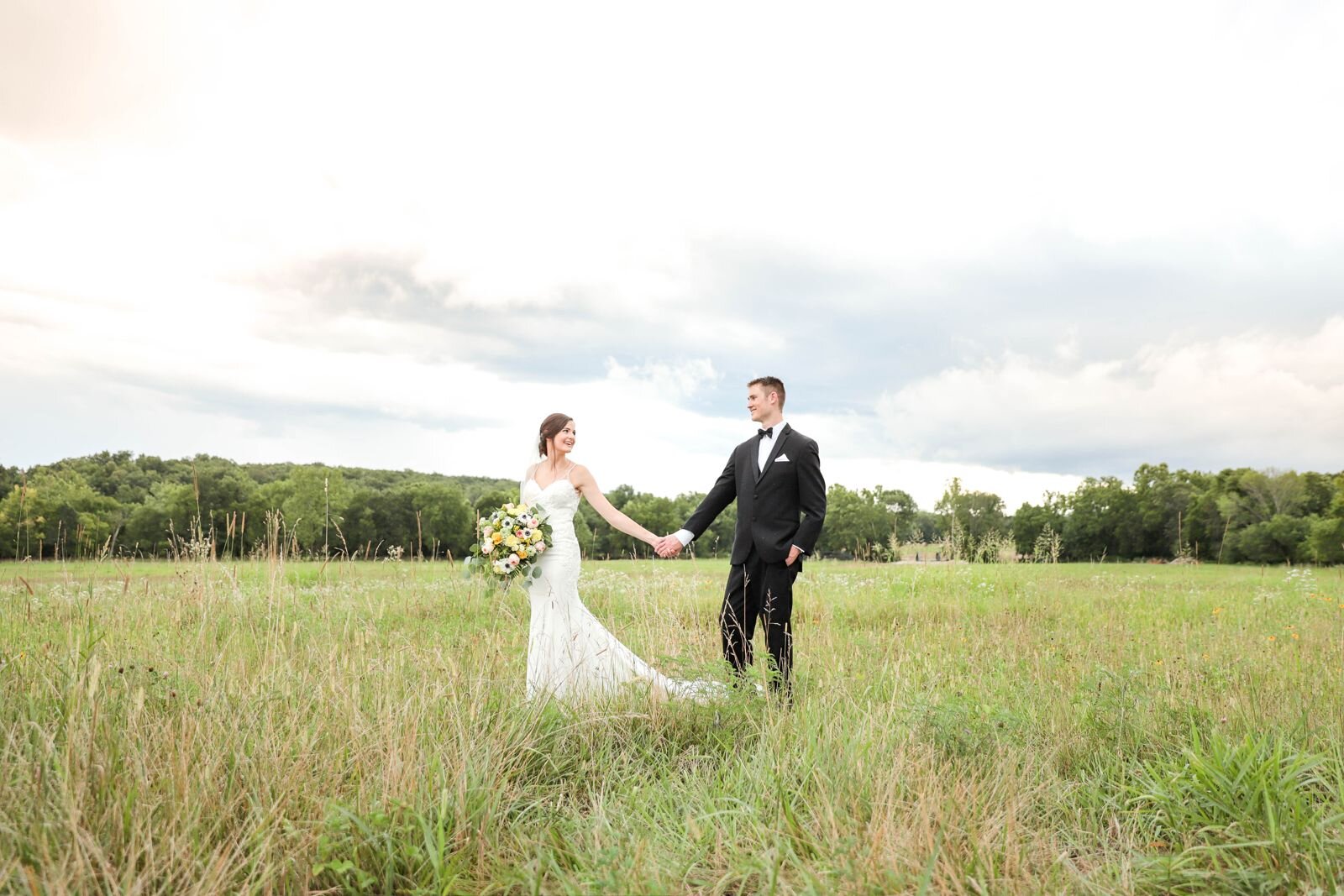 missouri_barn_wedding_summer_yellow_venue_photographer_videographer_photo_engagement_stl_st_james_nature_red_oak_valley_owensville_natural_light_photography_image_photos_mo_farm_barn_outdoor_st_james_mo_light_southern_bright_cheerful_0127.jpg