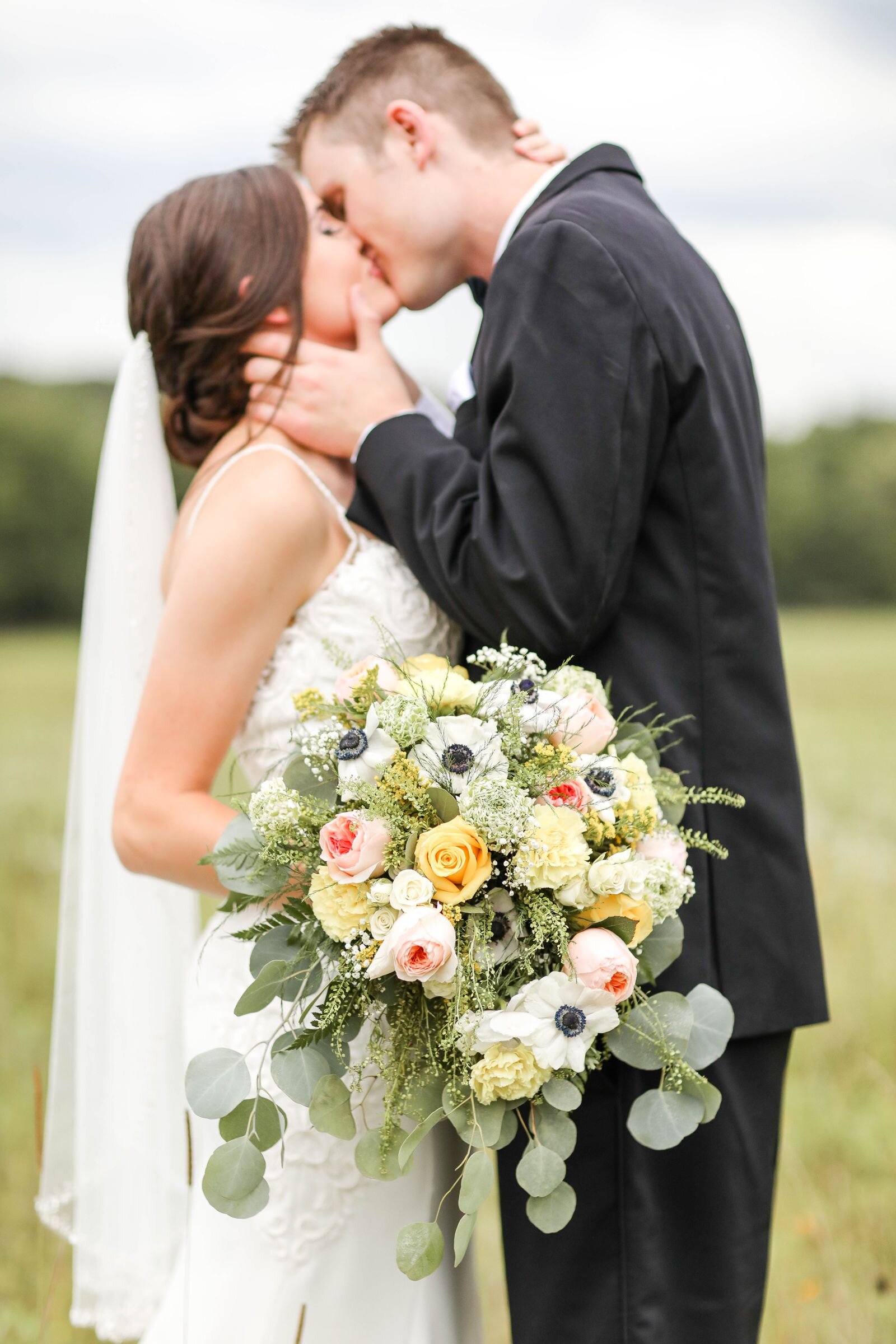 missouri_barn_wedding_summer_yellow_venue_photographer_videographer_photo_engagement_stl_st_james_nature_red_oak_valley_owensville_natural_light_photography_image_photos_mo_farm_barn_outdoor_st_james_mo_light_southern_bright_cheerful_0119.jpg