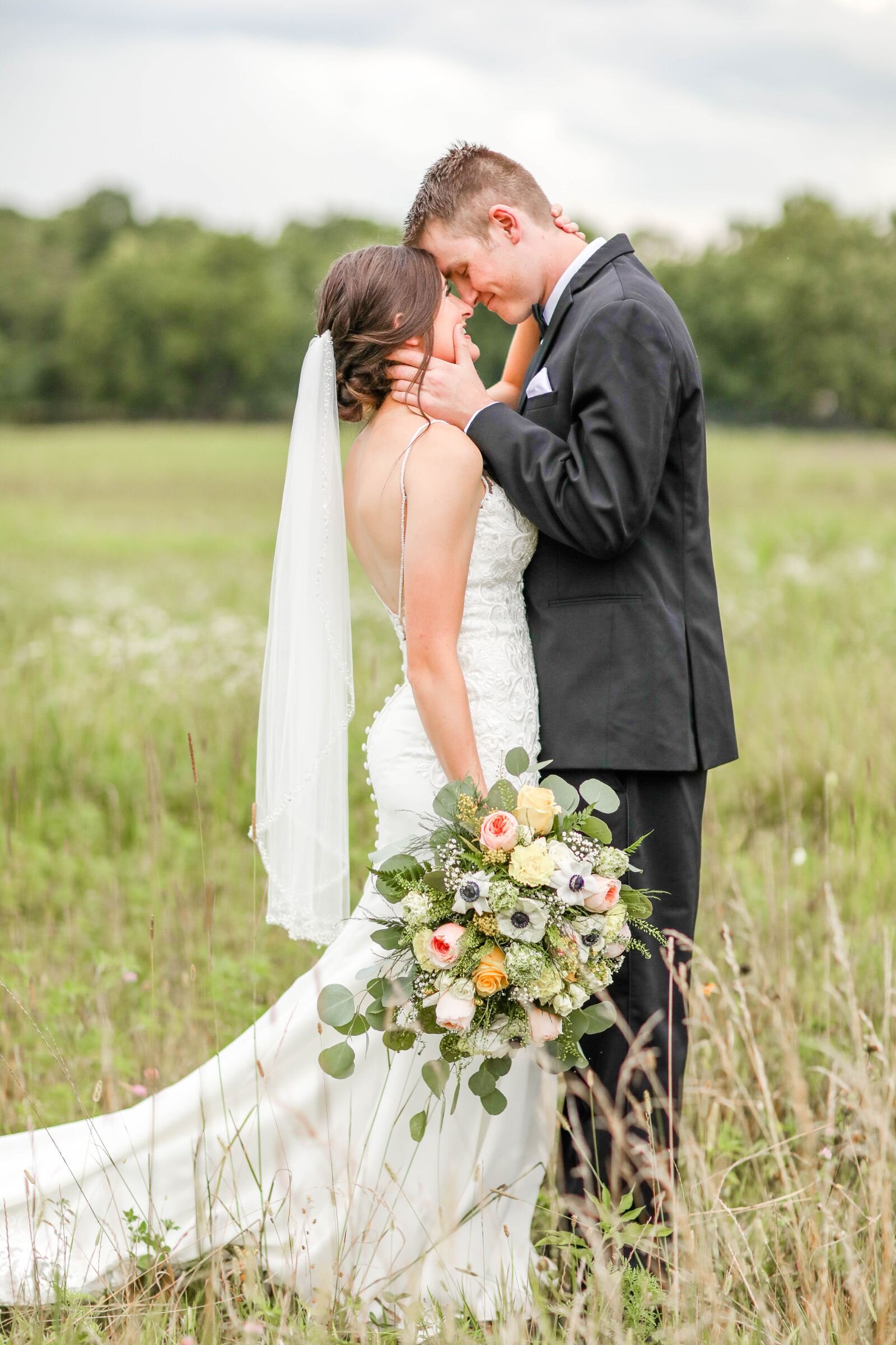 missouri_barn_wedding_summer_yellow_venue_photographer_videographer_photo_engagement_stl_st_james_nature_red_oak_valley_owensville_natural_light_photography_image_photos_mo_farm_barn_outdoor_st_james_mo_light_southern_bright_cheerful_0124.jpg