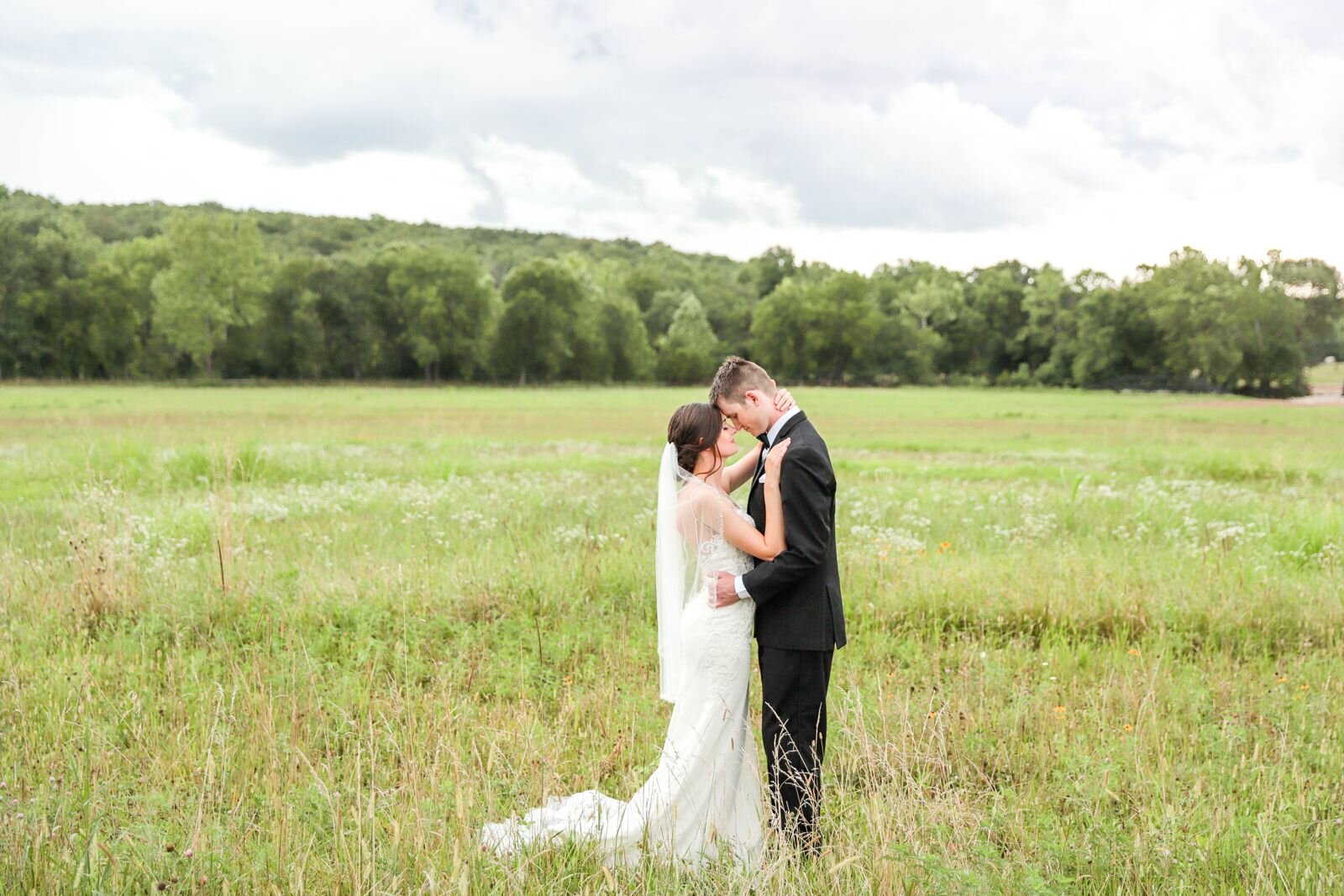 missouri_barn_wedding_summer_yellow_venue_photographer_videographer_photo_engagement_stl_st_james_nature_red_oak_valley_owensville_natural_light_photography_image_photos_mo_farm_barn_outdoor_st_james_mo_light_southern_bright_cheerful_0130.jpg