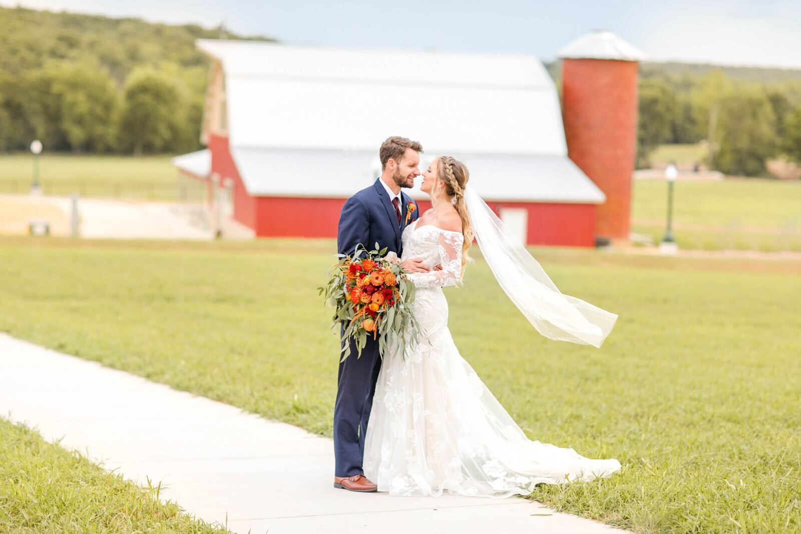 missouri_barn_wedding_venue_photographer_videographer_photo_engagement_stl_st_james_nature_red_oak_valley_owensville_natural_light_photography_image_photos_mo_farm_barn_outdoor_st_james_mo_light_southern_bright_cheerful_0080.jpg