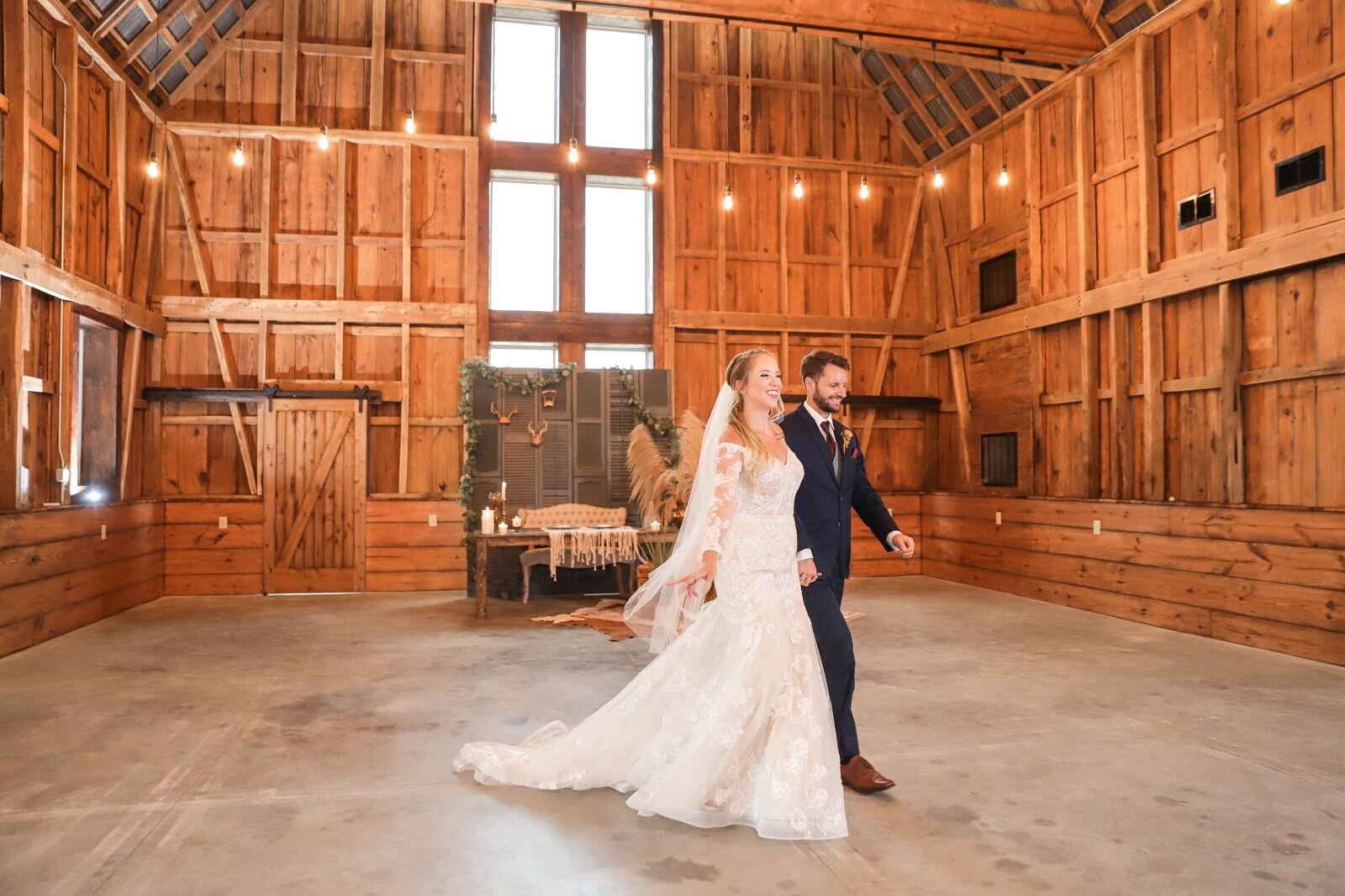 missouri_barn_wedding_venue_photographer_videographer_photo_engagement_stl_st_james_nature_red_oak_valley_owensville_natural_light_photography_image_photos_mo_farm_barn_outdoor_st_james_mo_light_southern_bright_cheerful_0087.jpg