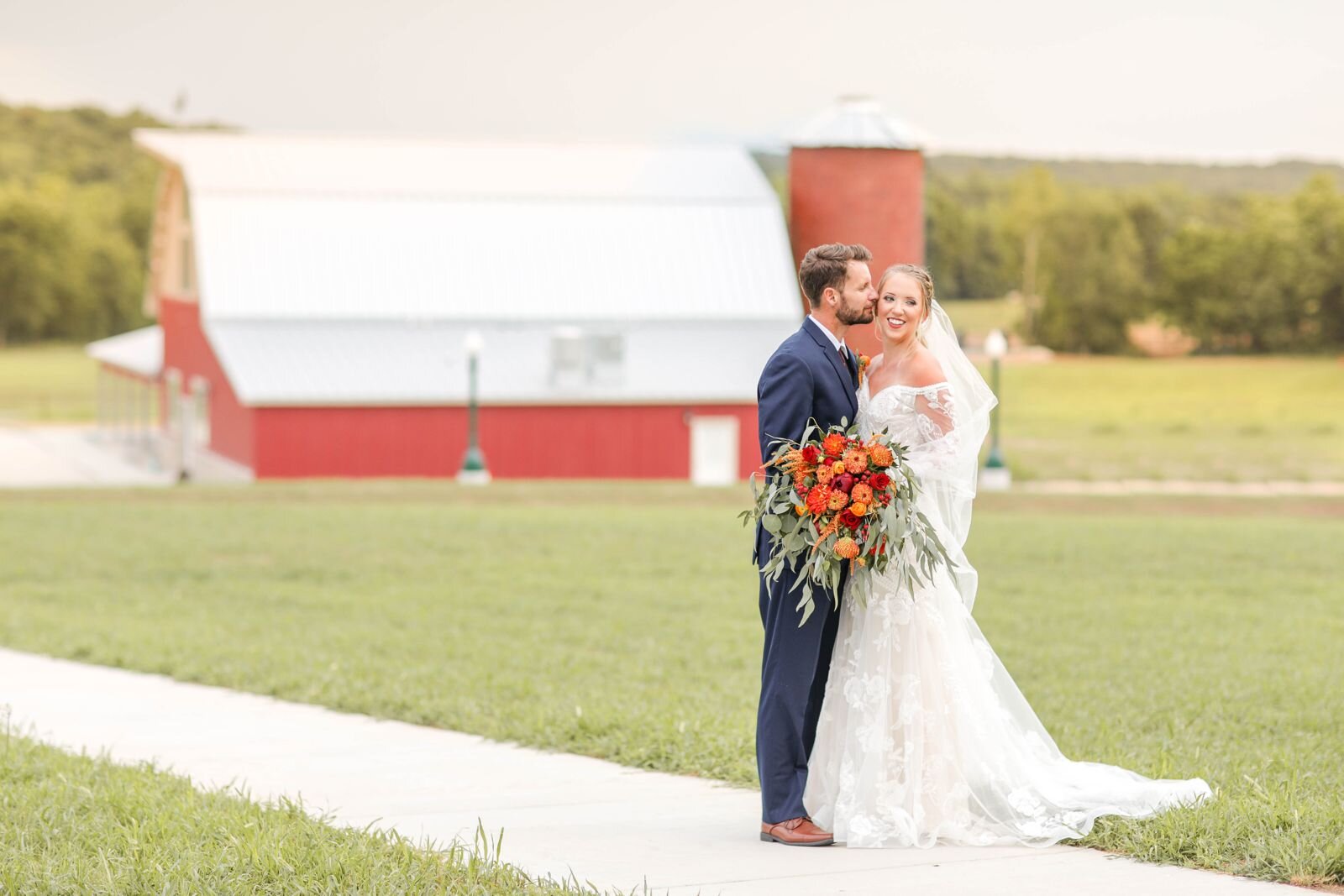 missouri_barn_wedding_venue_photographer_videographer_photo_engagement_stl_st_james_nature_red_oak_valley_owensville_natural_light_photography_image_photos_mo_farm_barn_outdoor_st_james_mo_light_southern_bright_cheerful_0078.jpg