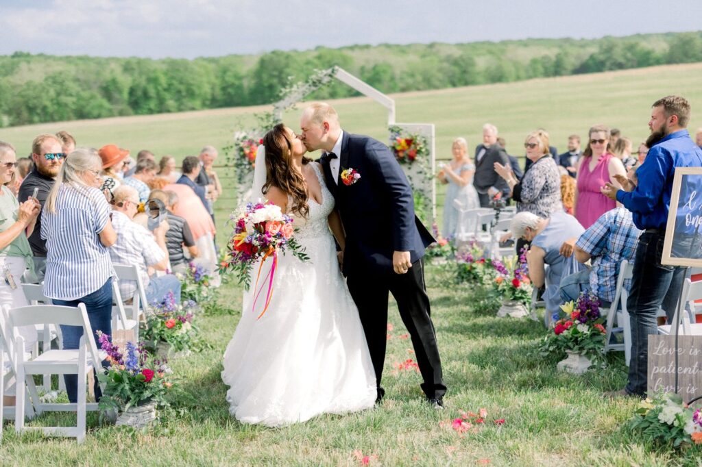 wedding_photography_missouri_photographer_ideas_barn_owensville_rolla_sullivan_videography_video_red_oak_valley_top_best_light_color_vibrant